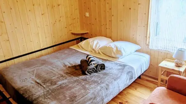 Une chambre avec un espace lecture au besoin et une très belle vue sur la nature.