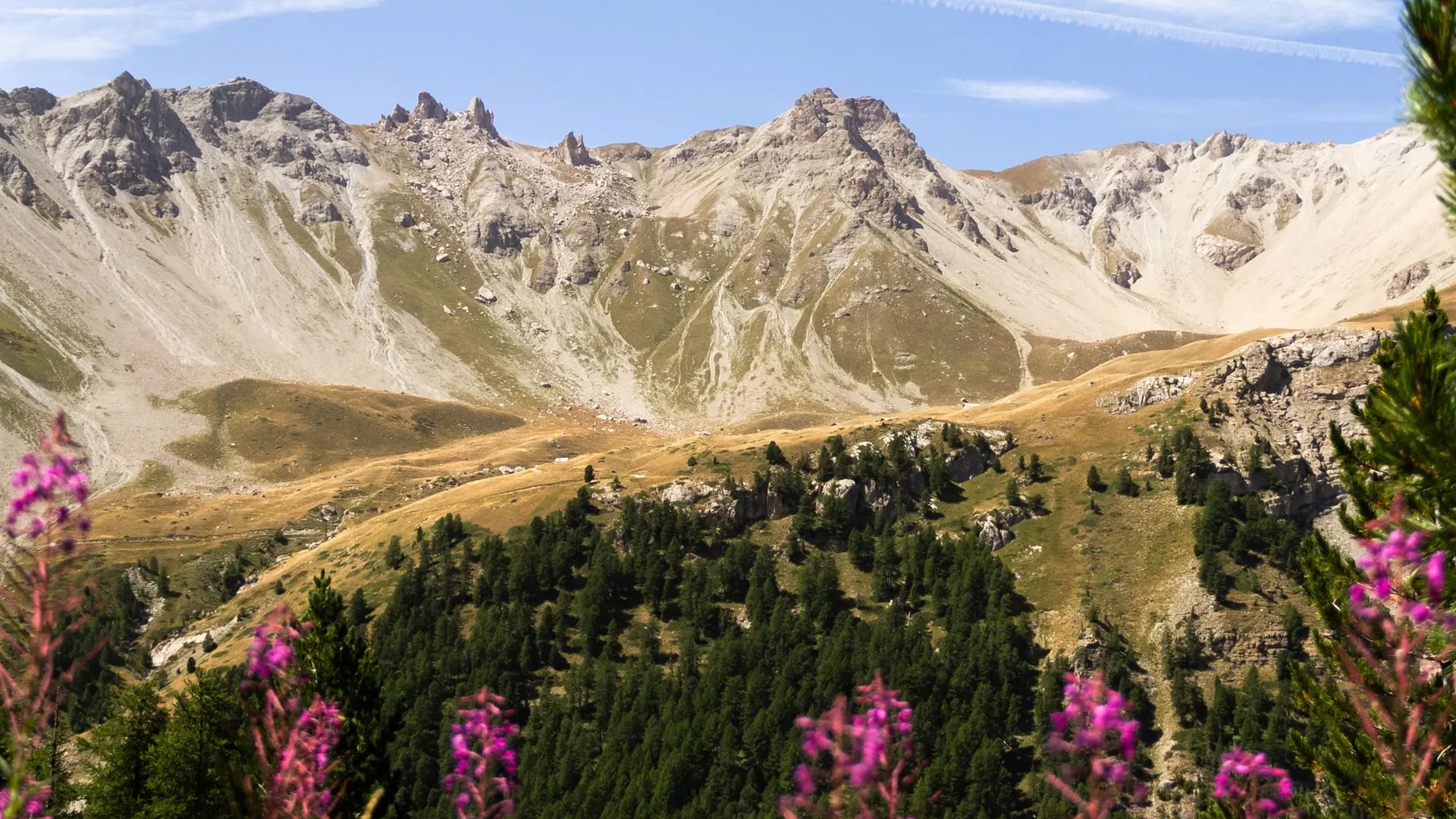 Vue sur les sommets alentours, depuis le sentier pédagogique de la Taure