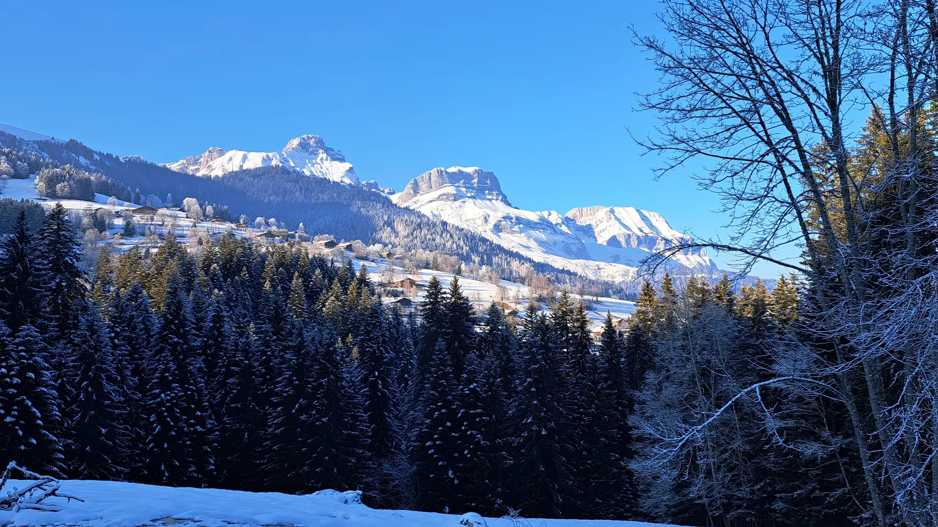 Vue du chemin sur les Aravis
