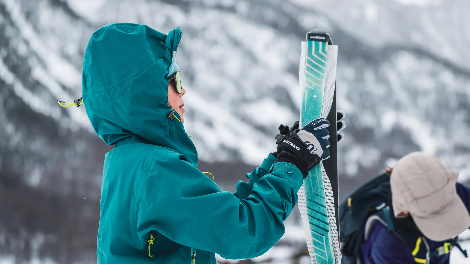 Les enfants apprennent à mettre des peaux de phoque sur leurs skis