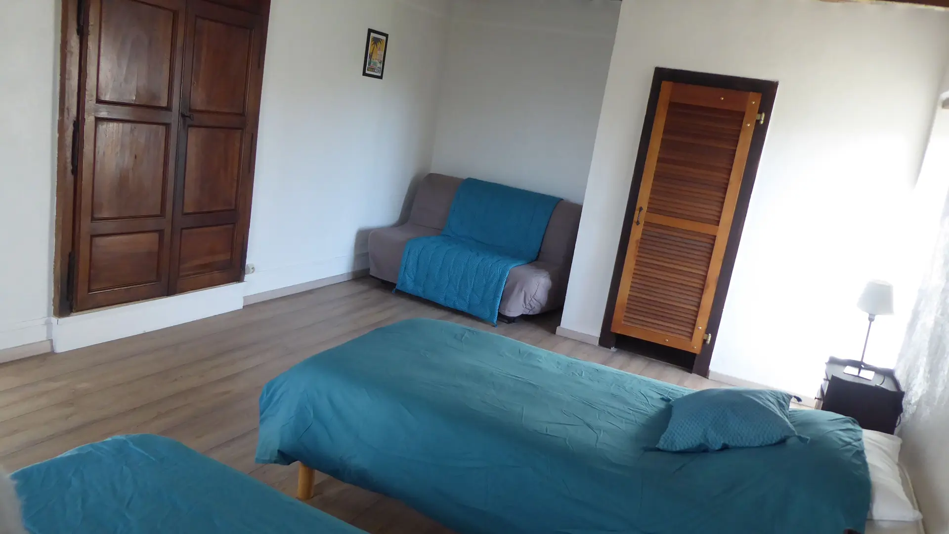 Chambre 1er étage + Salle de douche. Possibilité 4 couchages.