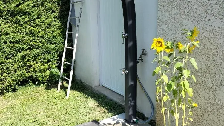 Douche extérieure solaire