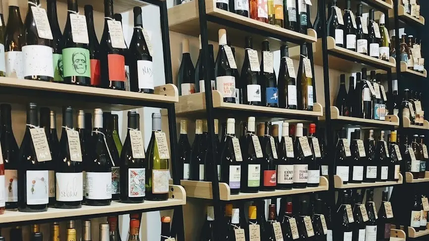 rayonnage avec bouteilles de vin