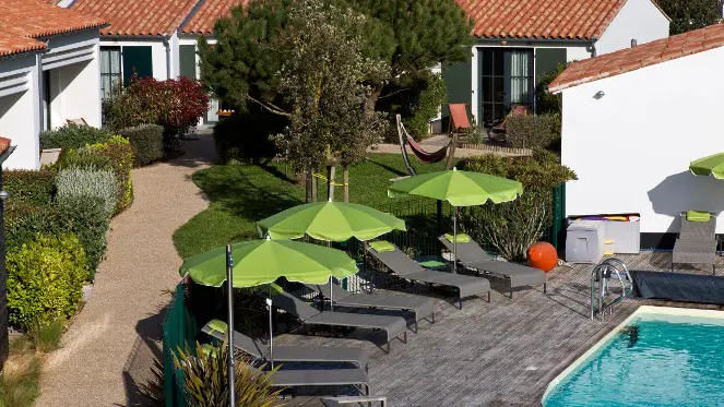 Vue aérienne entre jardin et piscine