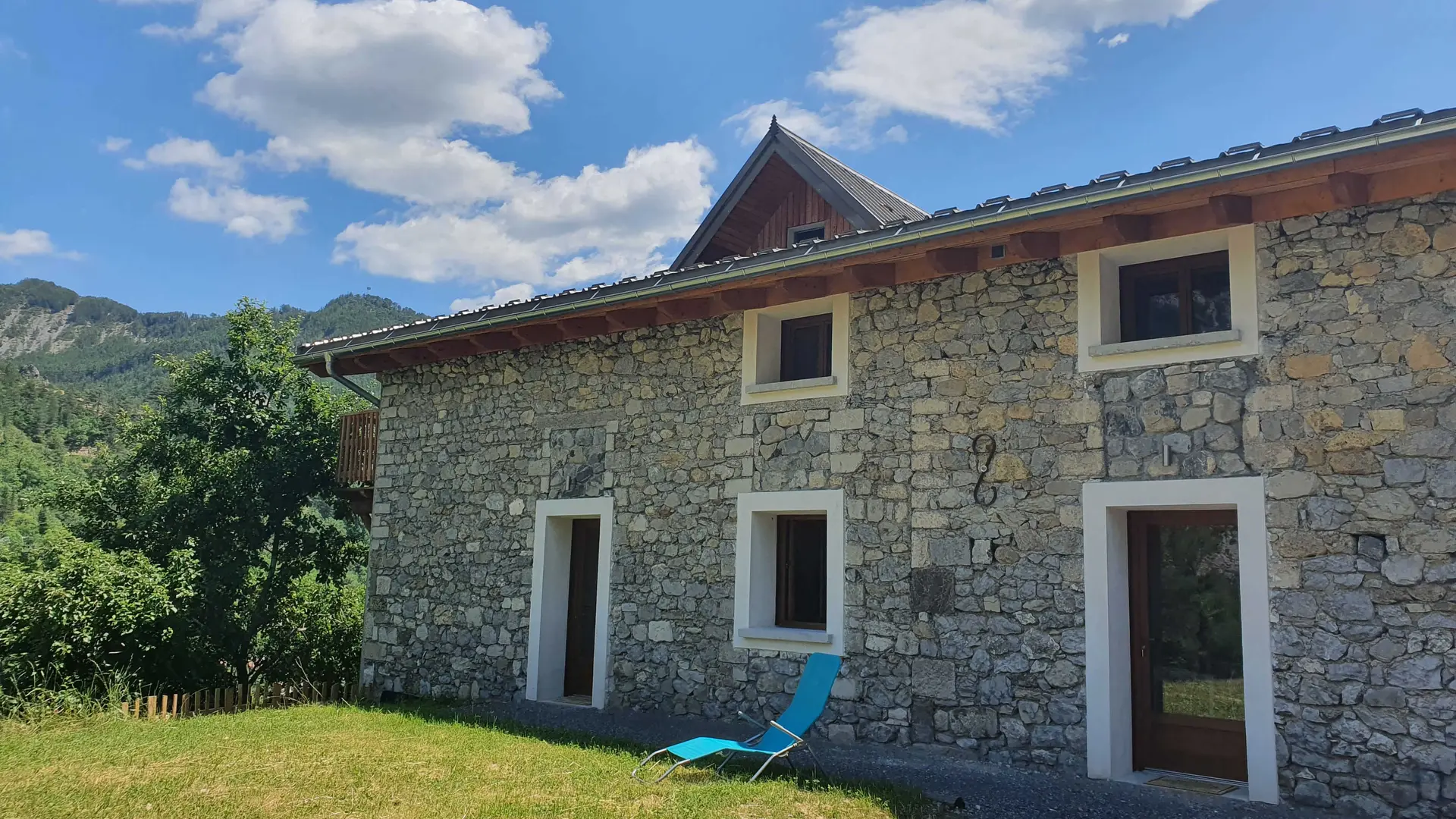 Le Colorado-Vue du bâtiment-Guillaumes-Gîtes de France des Alpes-Maritimes