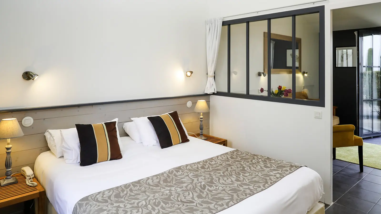 Chambre avec lit double de la suite « Côté jardin »