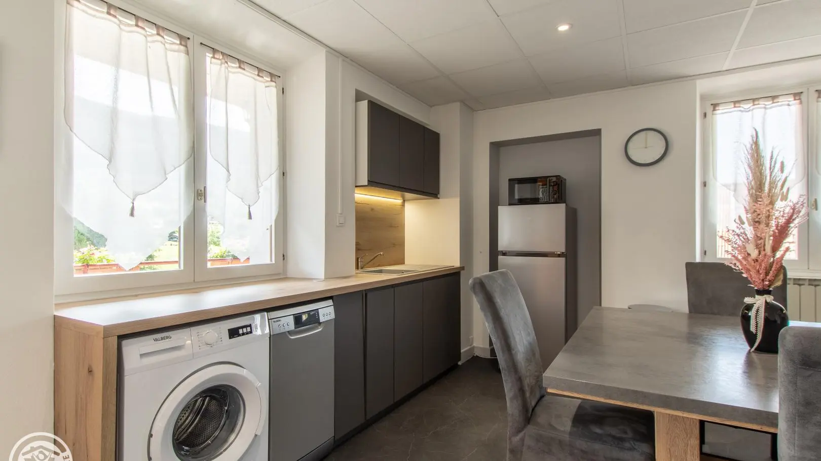 Cuisine avec lave-vaisselle et lave-linge