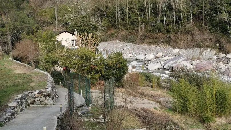 Chemin d'accès piéton au Gîte Moulin de la Source labellisé Gîtes de France Alpes-Maritimes à Fontan