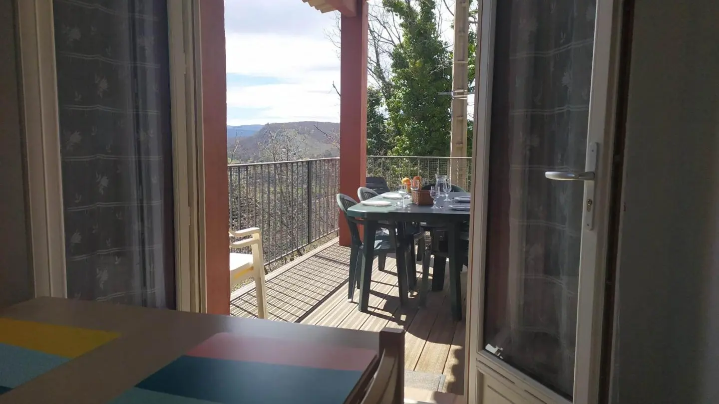 Le Cheiron- vue sur la terrasse extérieur depuis la pièce de vie -Coursegoules-Gites de France Alpes-Maritimes.