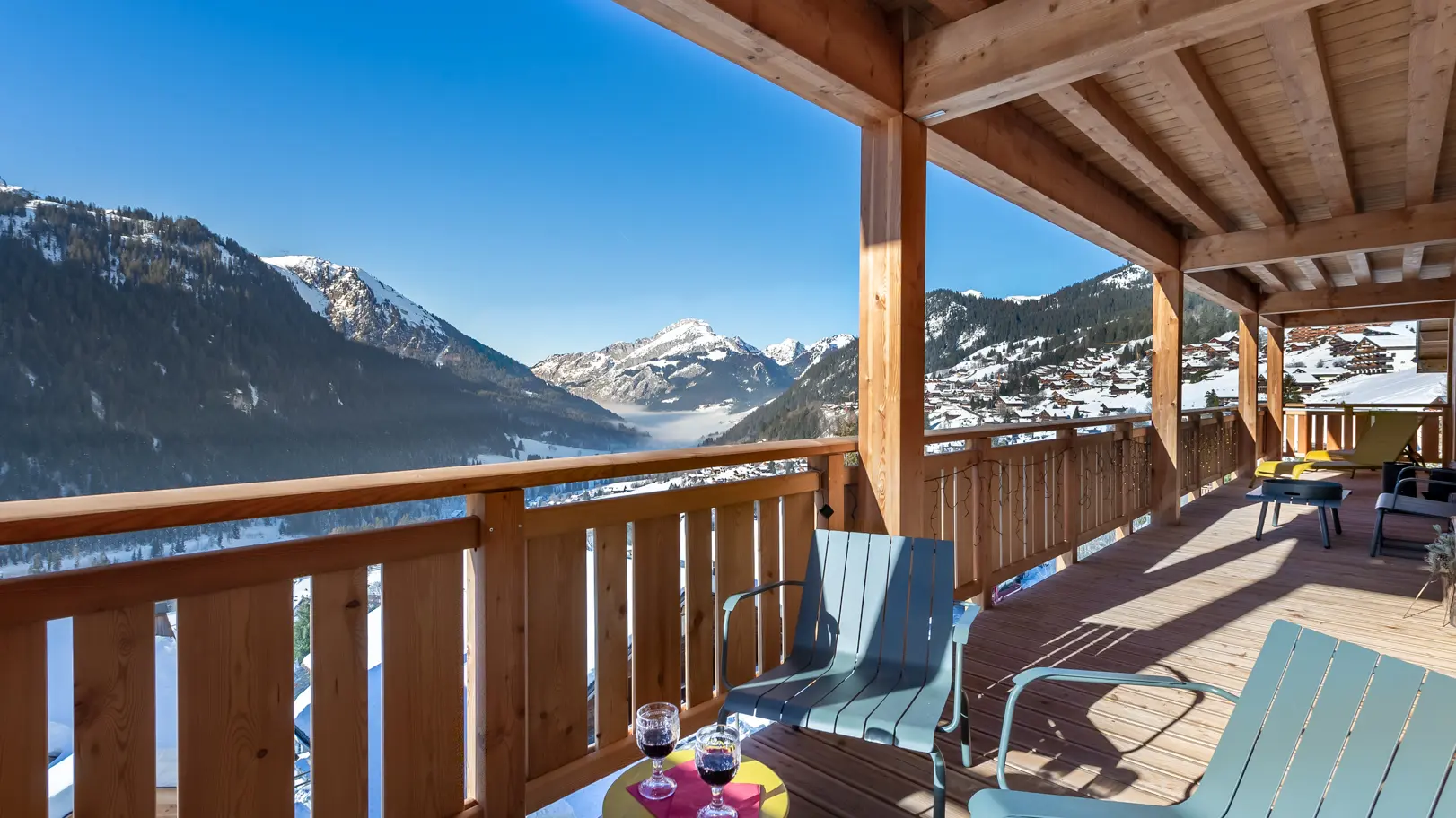 Grand balcon, mobilier de jardin, vue panoramique