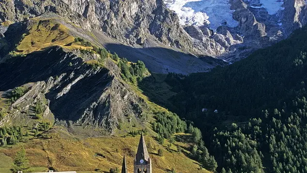 Eglise Notre Dame de l'Assomption à La Grave en Automne