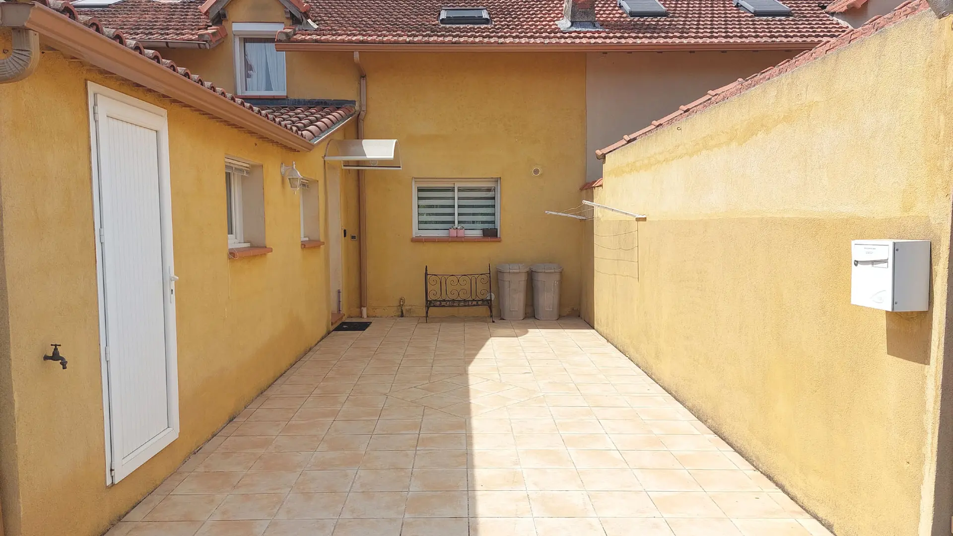 Parking privé et porte d'entrée