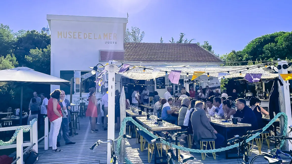 Face à la terrasse du Restaurant Juste