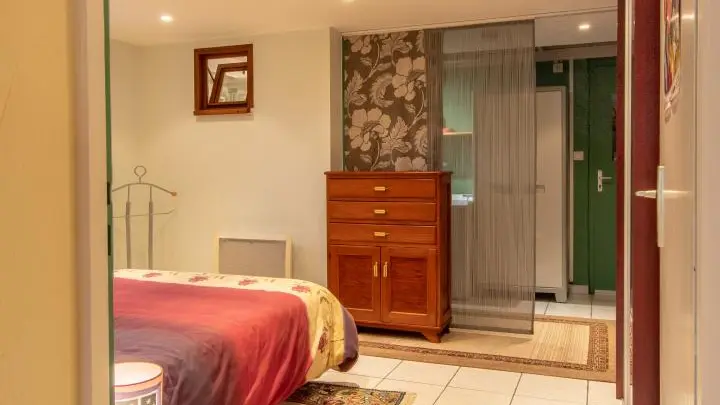 Accès chambre (buanderie + salle d'eau au fond)