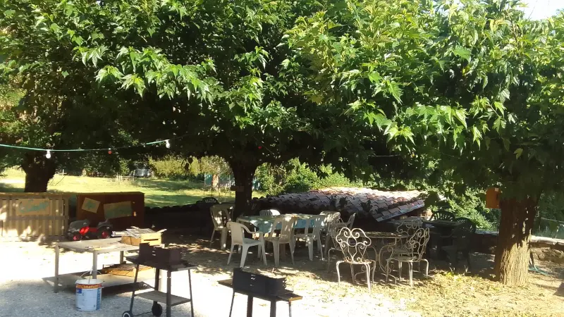 Espace de repas en plein air et barbecues