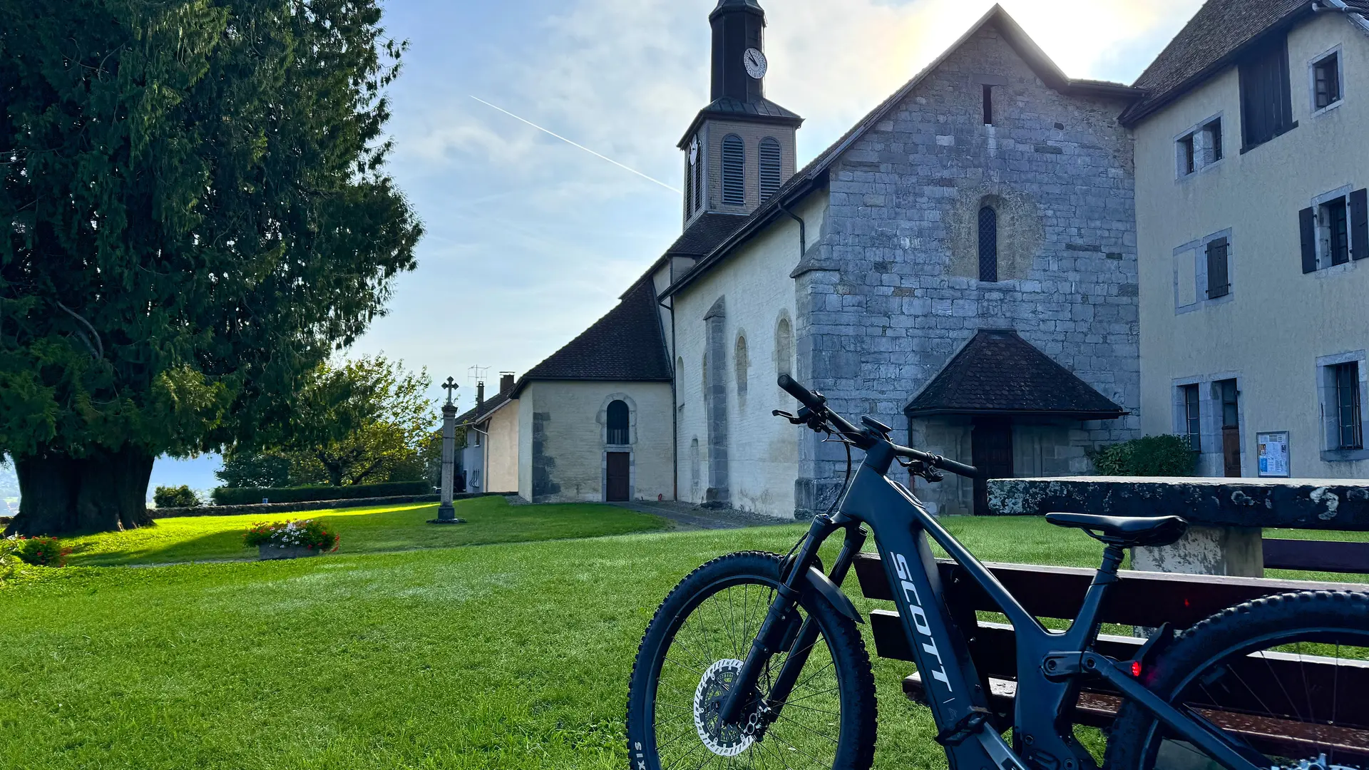 VTT devant le prieuré de Peillonnex