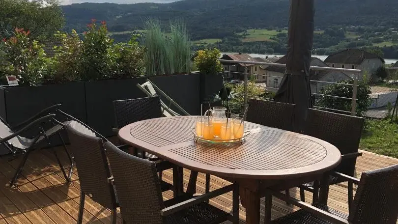 Terrasse 50 m² vue sur le lac et la vallée .