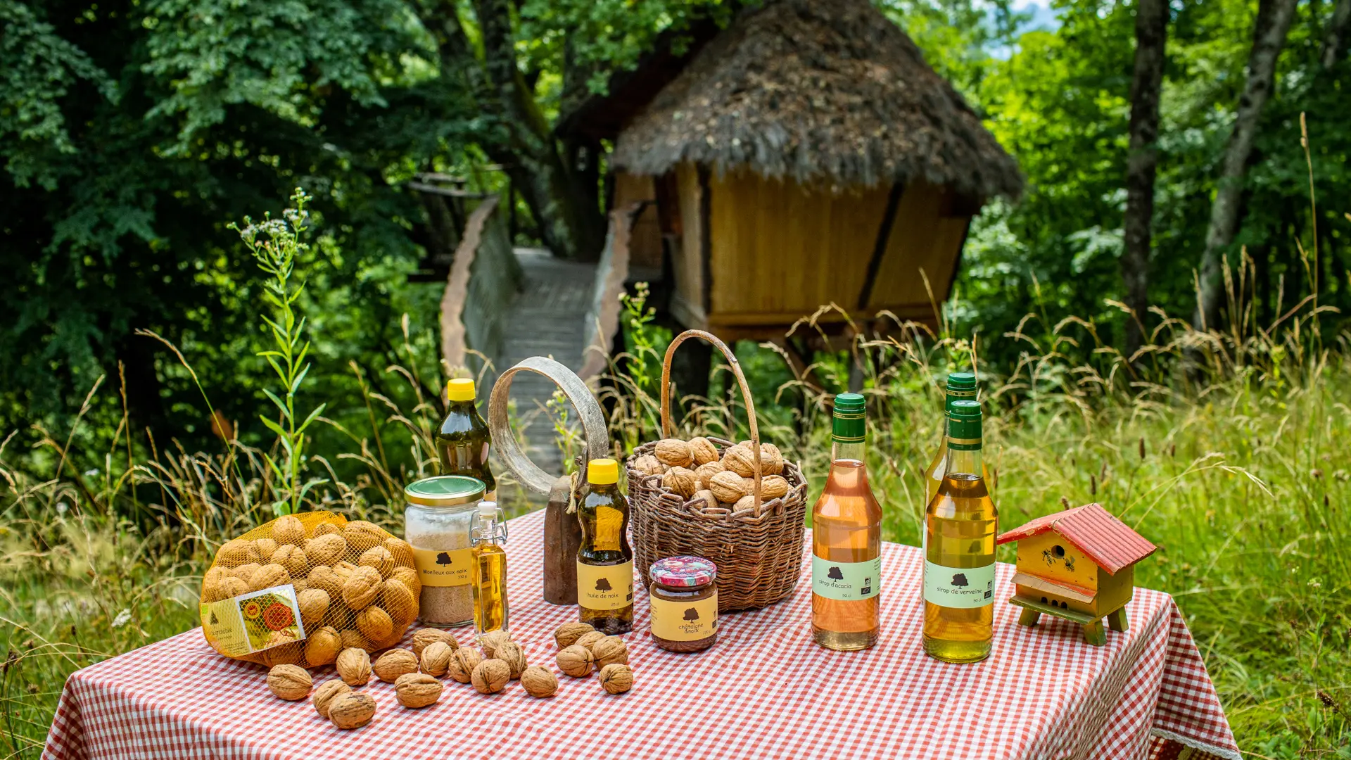 Les cabanes de Carpat proposent toute une gamme de produits cultivés sur place et en agriculture biologique. Produits autour de la noix, safran, plantes aromatiques