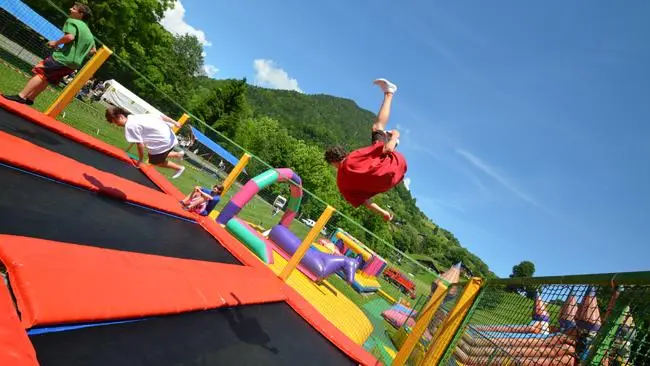 Base de loisirs pour les enfants avec jeux et plan d'eau