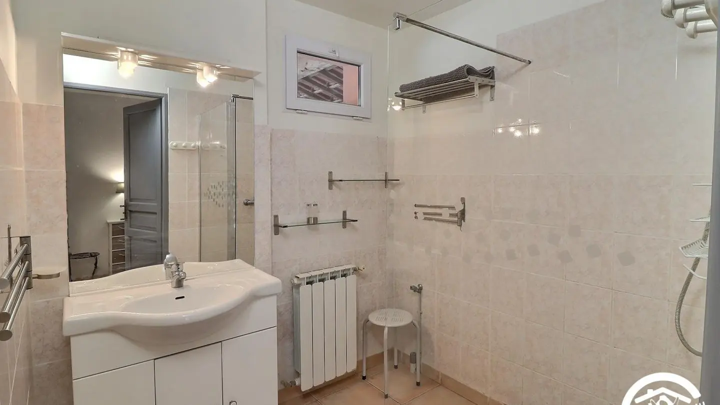 Salle d'eau avec douche italienne et lavabo