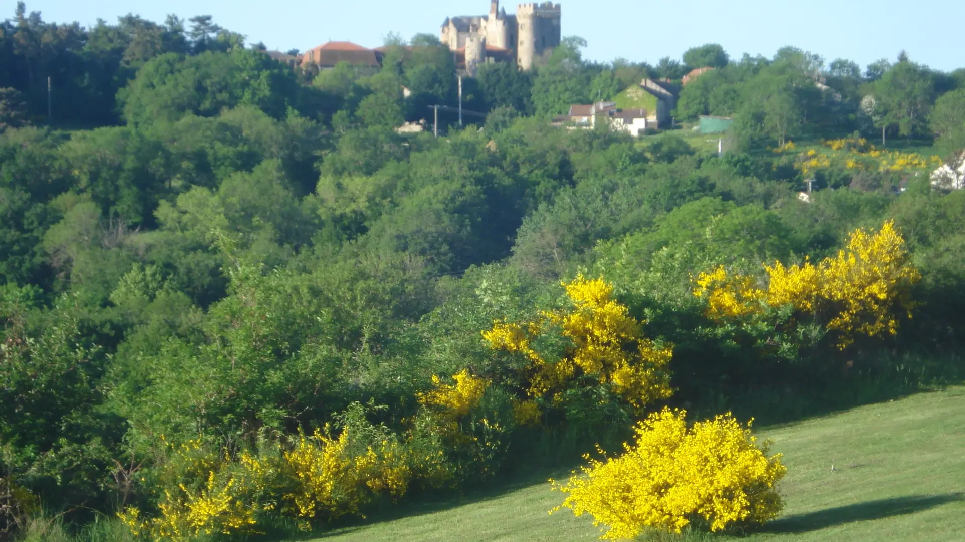 Jardin vue sur le château de Chazeron