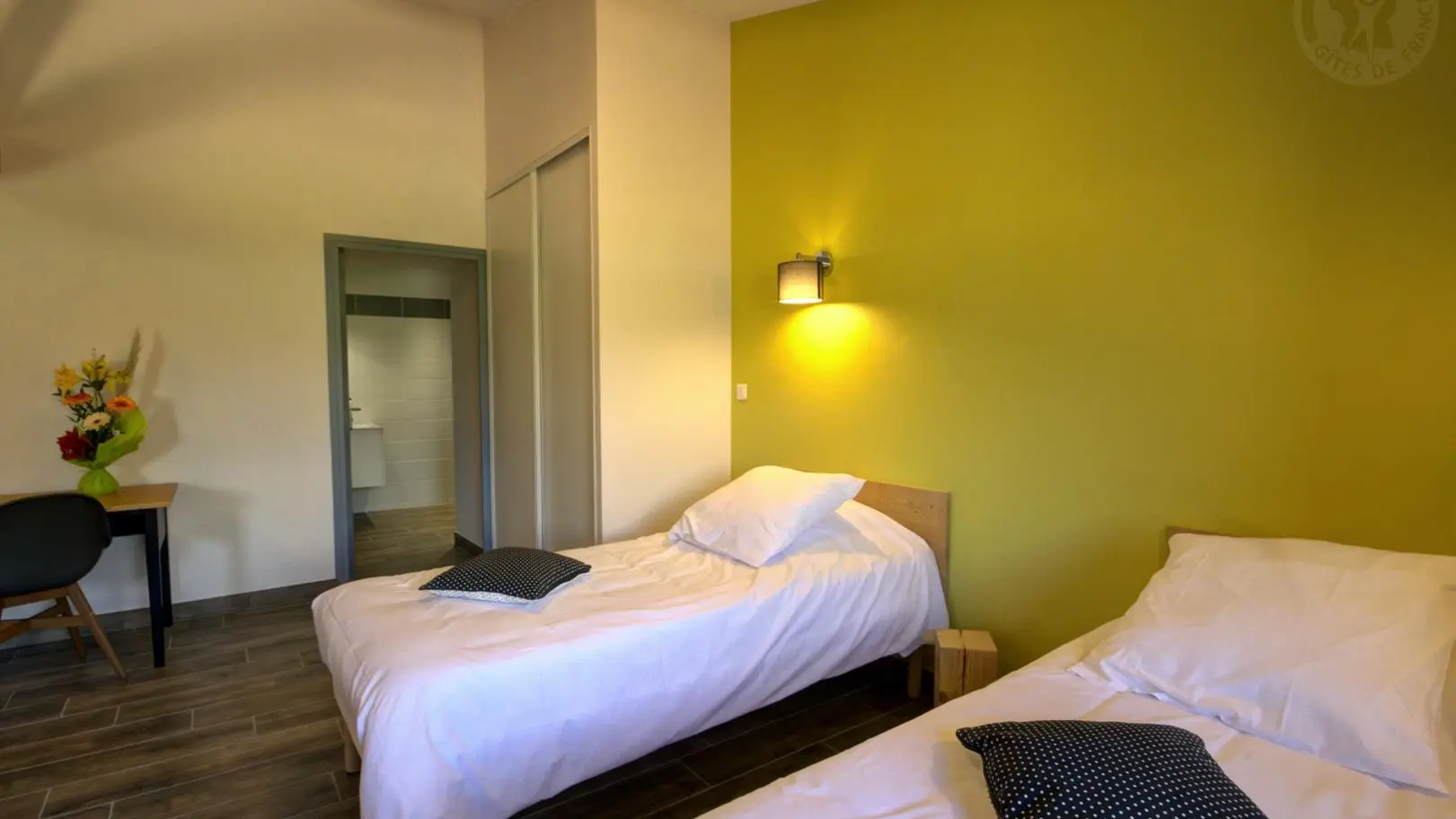Chambre La Soie : 2 lits 90 et 1 lit 140. Sanitaires complets et privatifs.