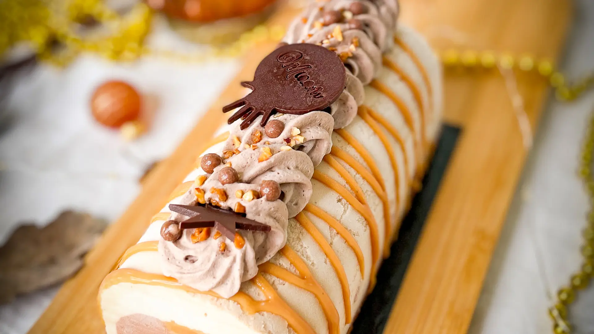 Une bûche glacée praliné-chocolat onctueuse, sublimée par un décor gourmand pour un dessert festif irrésistible.