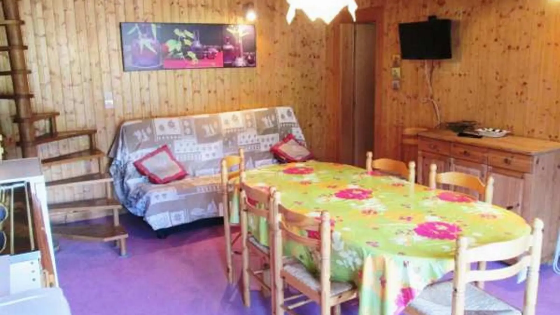 Séjour avec canapé et télévision, salle à manger/Living room with a sofa and a television, dining room-Chalet Pollet-Le Grand-Bornand