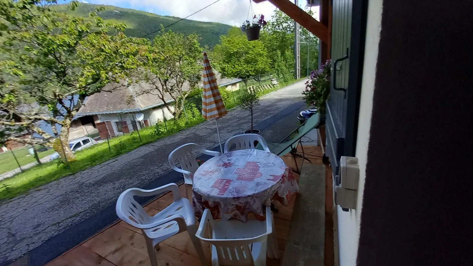 Vue terrasse et cours