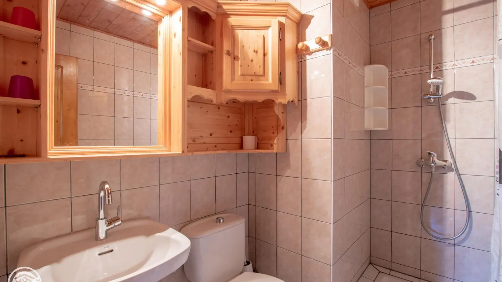 Salle d'eau/wc de la chambre 24.