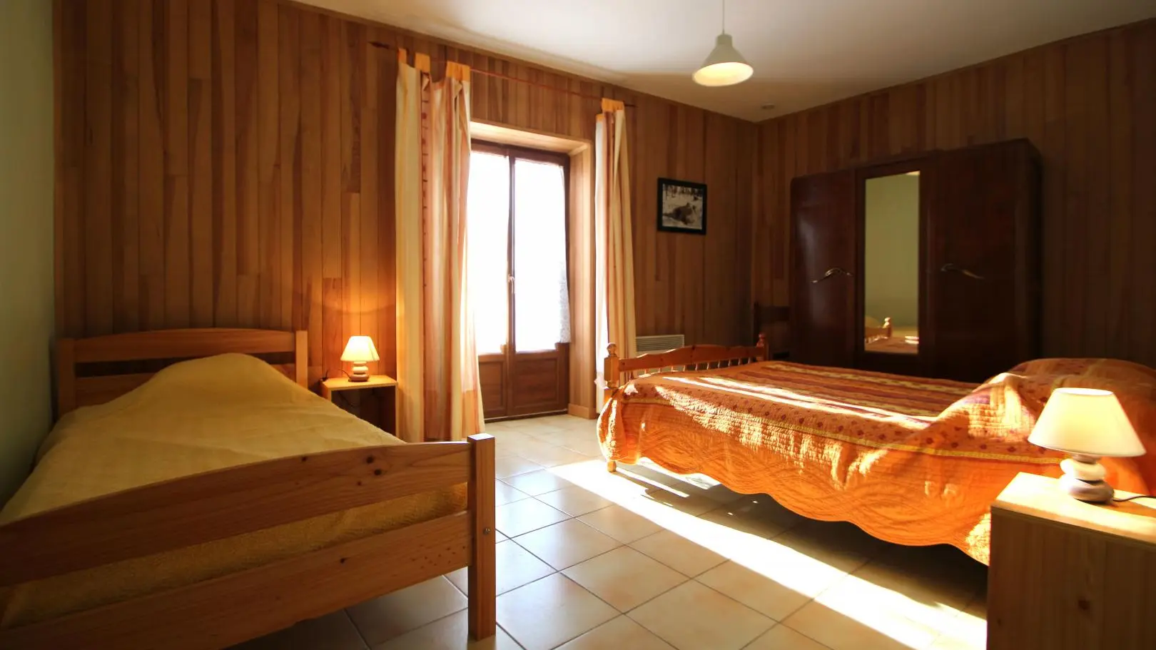 Une chambre triple avec un lit double (en 140*190cm) et un lit simple (en 90*190cm) ouvrant sur un agréable balcon