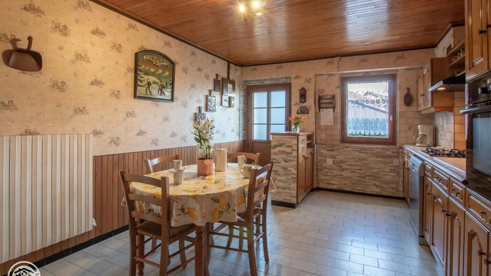 Pièce de vie avec cuisine équipée