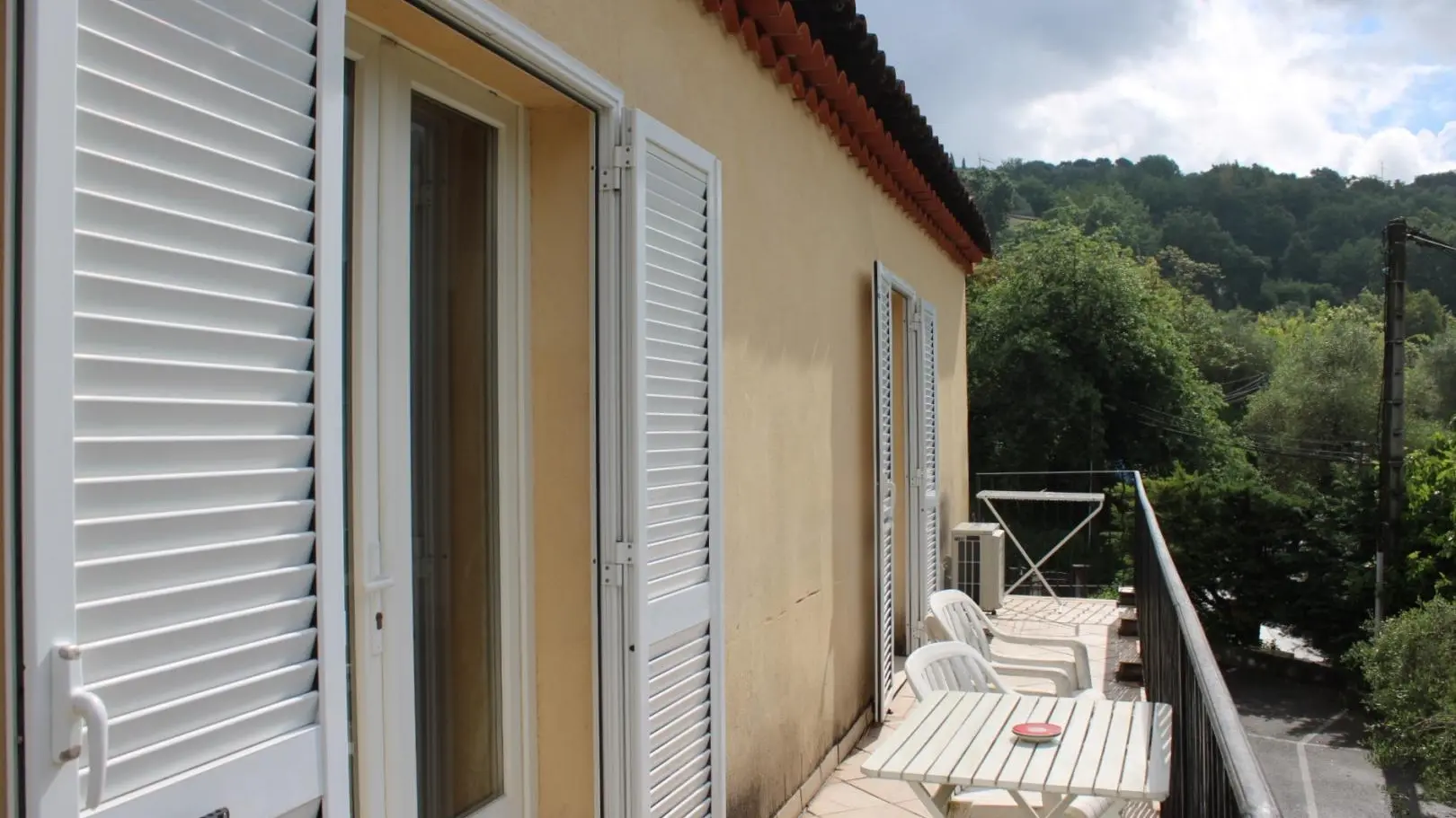 Gîte Le Grand-Balcon accès salon et chambre double-Contes-Gîtes de France des Alpes-Maritimes