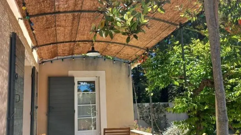 terrasse fleurie, ombragée et agrémentée d'un salon en teck