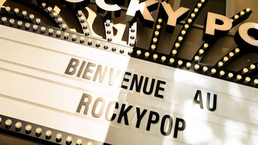 nom de l'hôtel de la façade