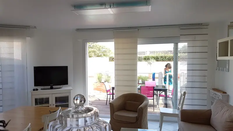 Salon et coin TV ouverts sur la terrasse