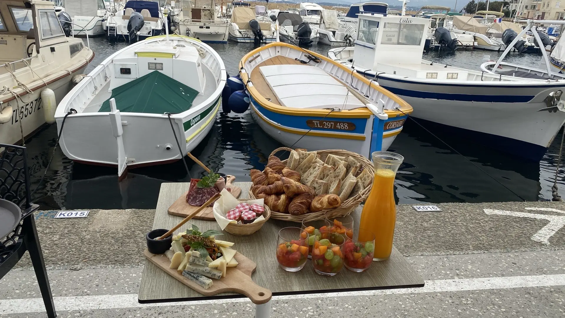 Petit déheuner sur le port du Brusc