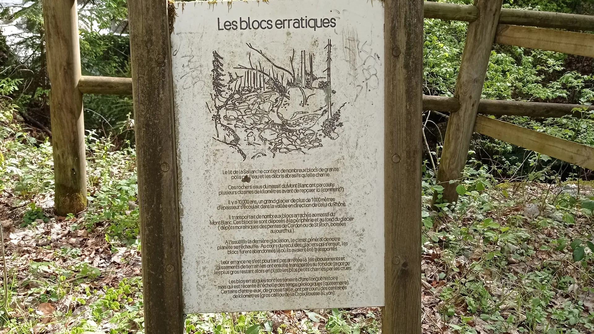 panneau sur les blocs erratiques