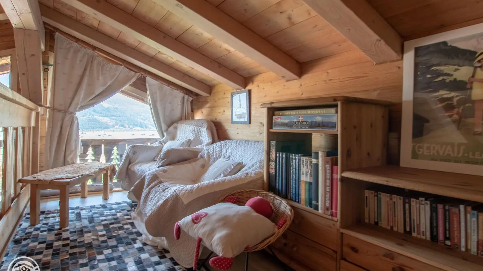 Mezzanine basse. 1,75m au plus haut et 1.33m au plus bas.