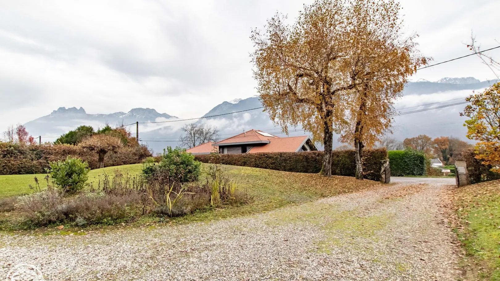 Chemin d'accès au gîte (terrain clos par portail)