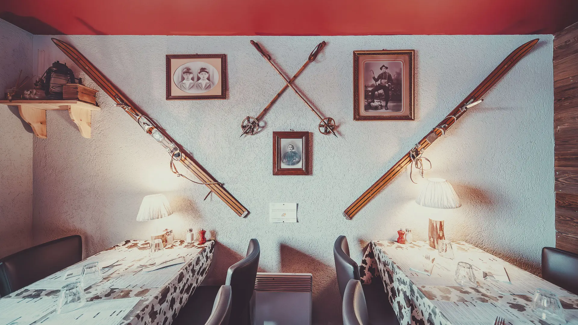 Salle de restaurant avec vieux skis en bois en vieille photos en décoration