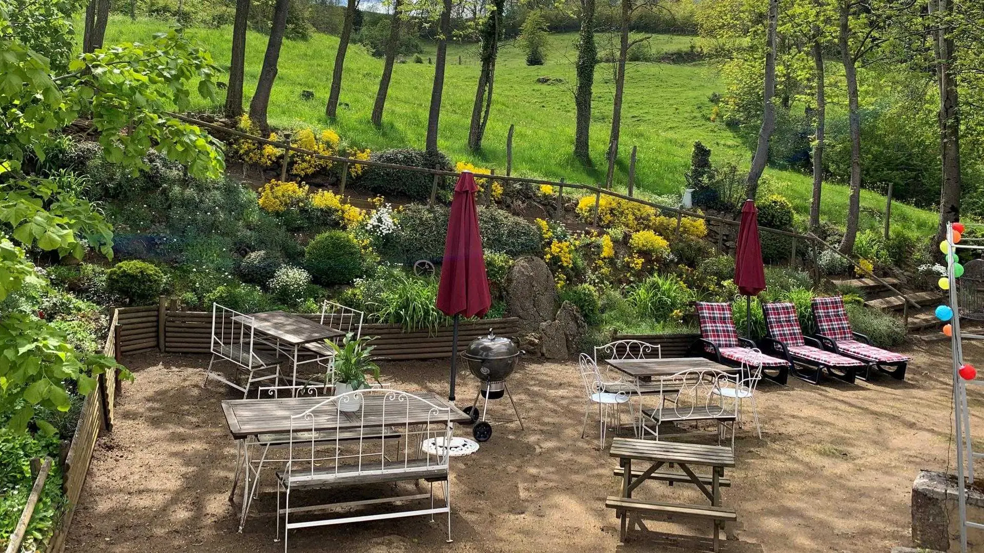 salon de jardin avec chaises longues