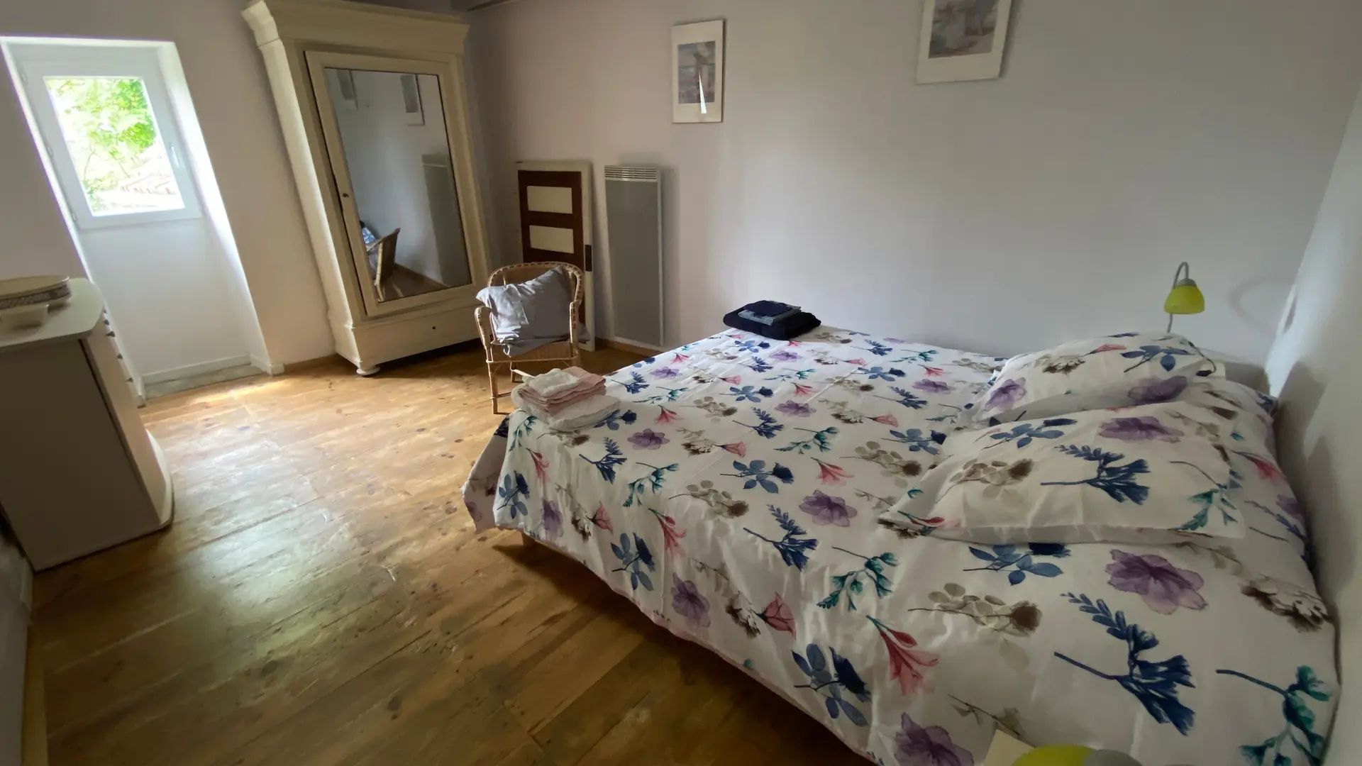 lit 160X190, armoire, cintres, tables et lampes de chevet