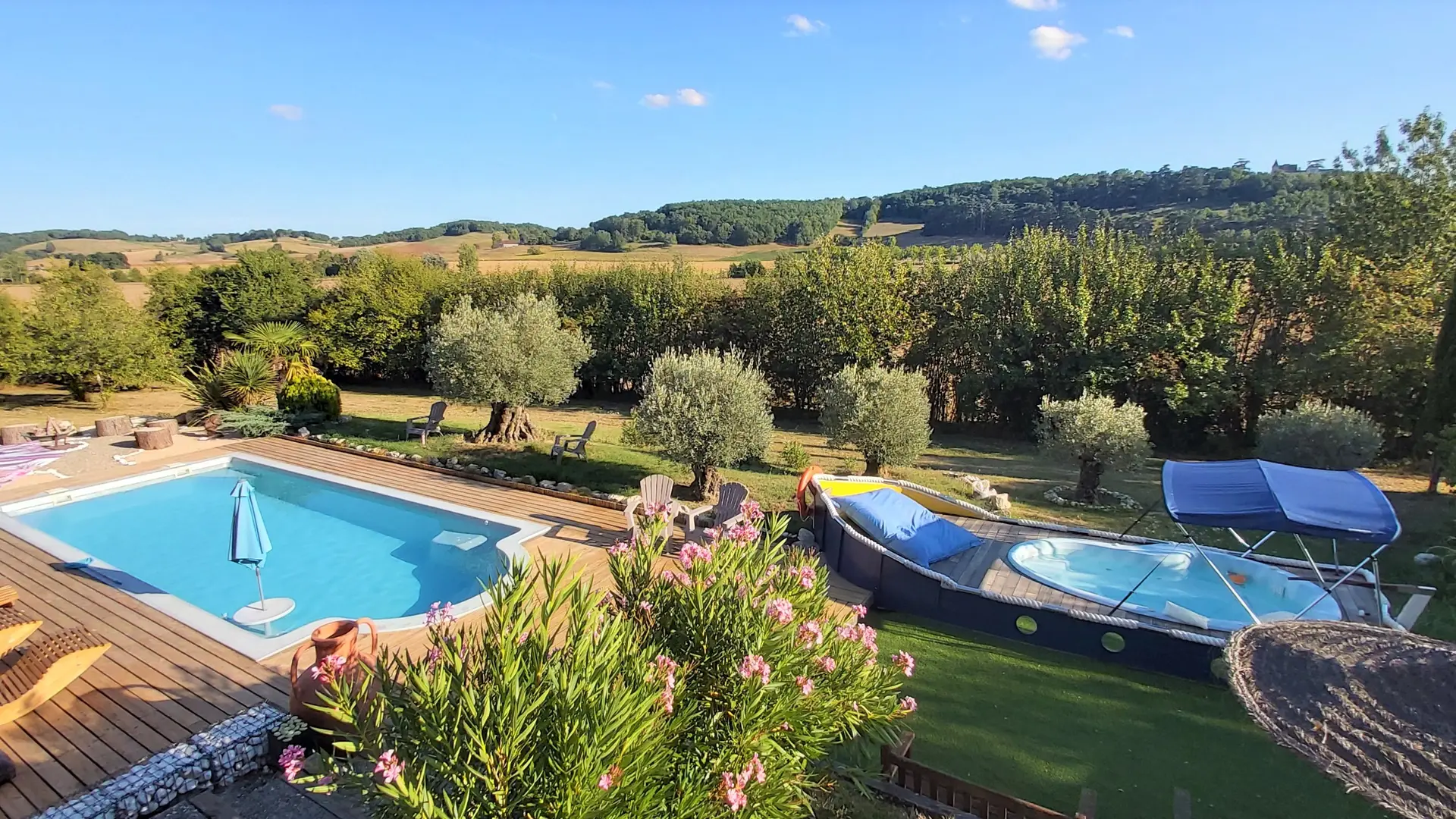 Le Bellevue- piscine et jacuzzi