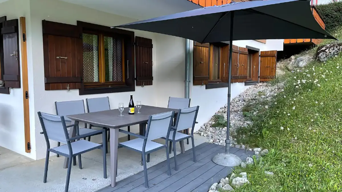 Terrasse en été du 3 pièces Tyroliens A avec le mobilier de jardin
