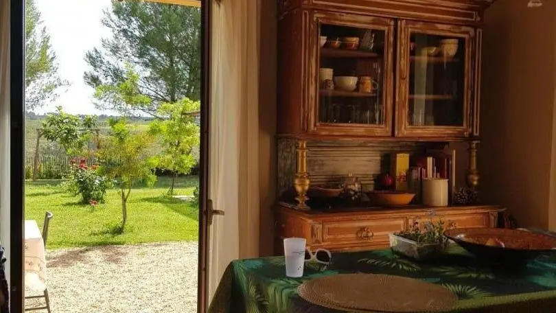 Une des deux portes fenêtres de la cuisine donnant sur le jardin et la piscine