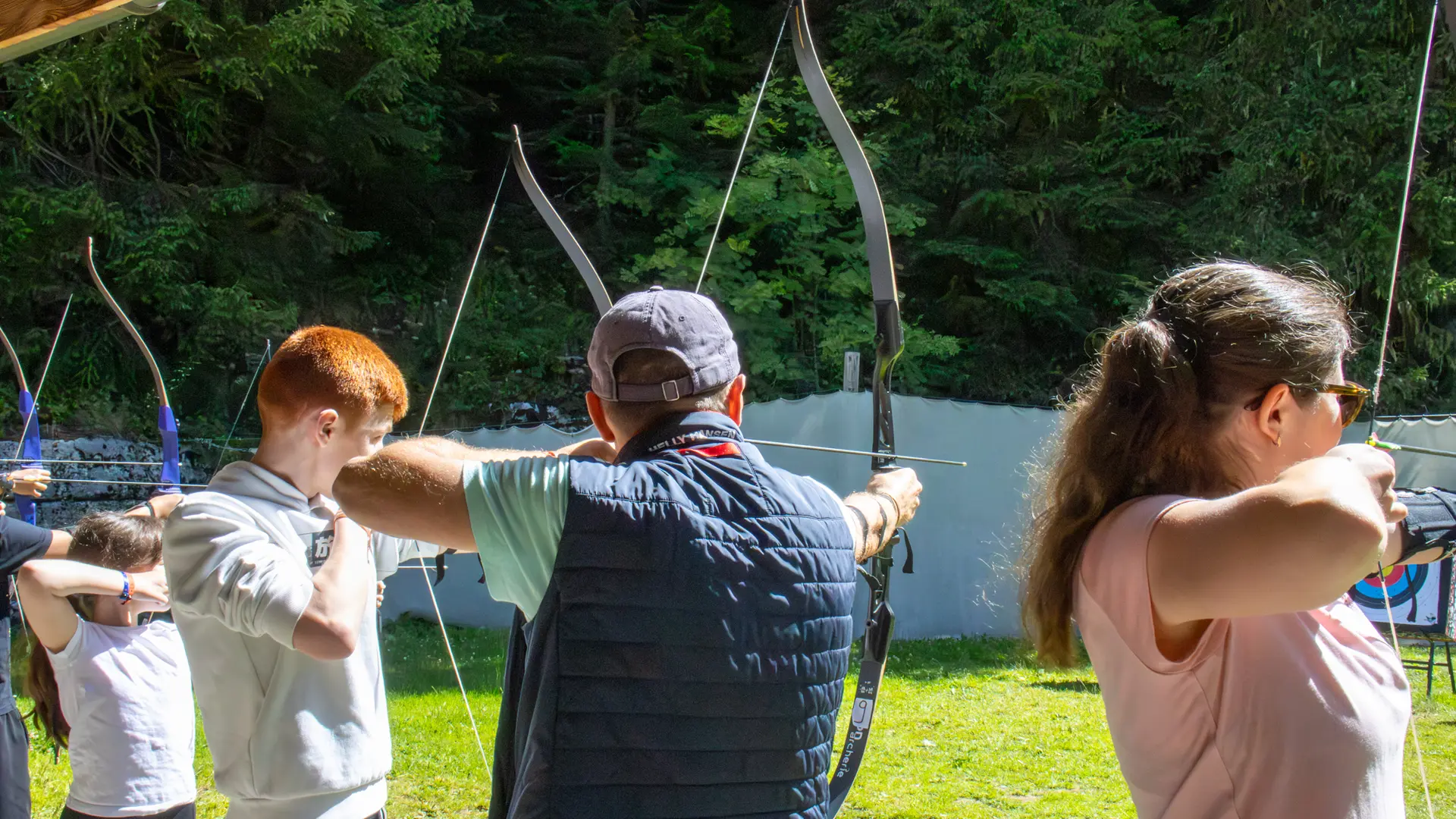 Groupe prêt à tirer ensemble