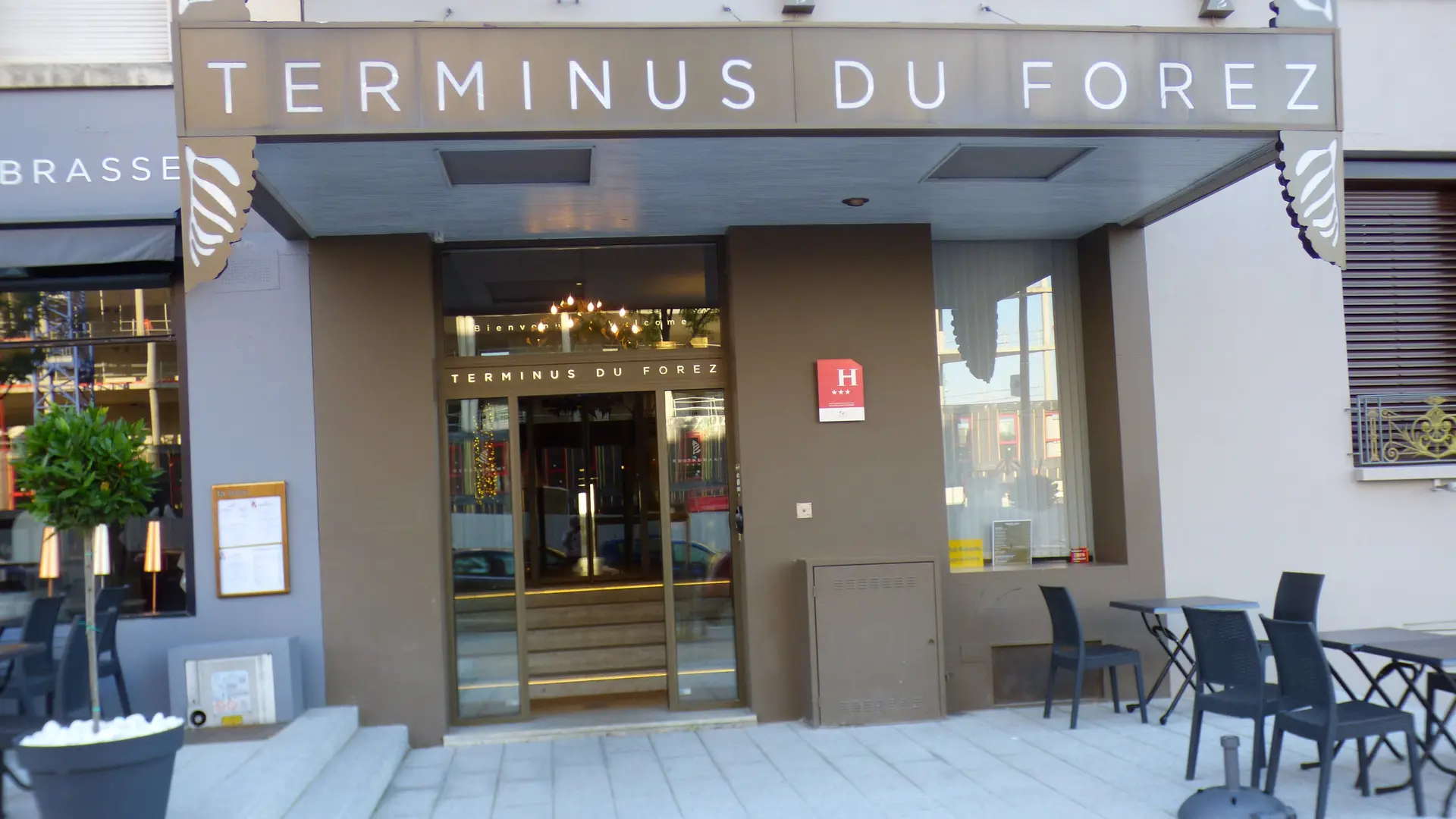 Entrée de l'hôtel et terrasse