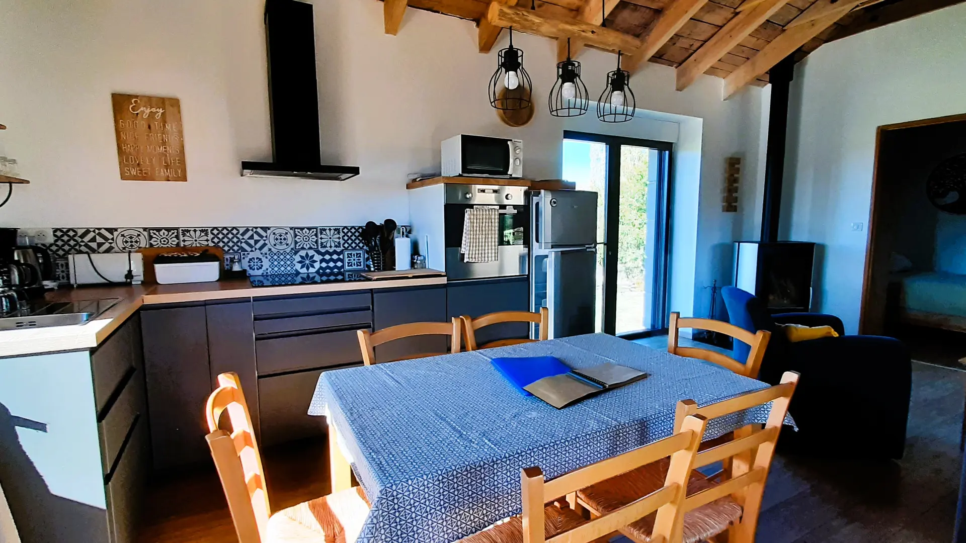 table à manger et vue salon