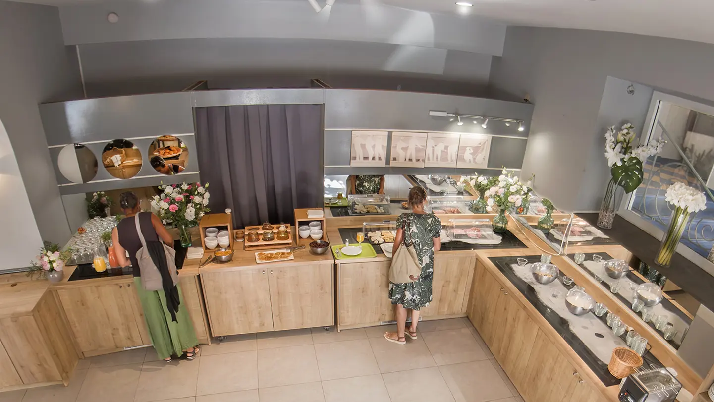 buffet petit déjeuner hôtel Le Golfe à Cassis